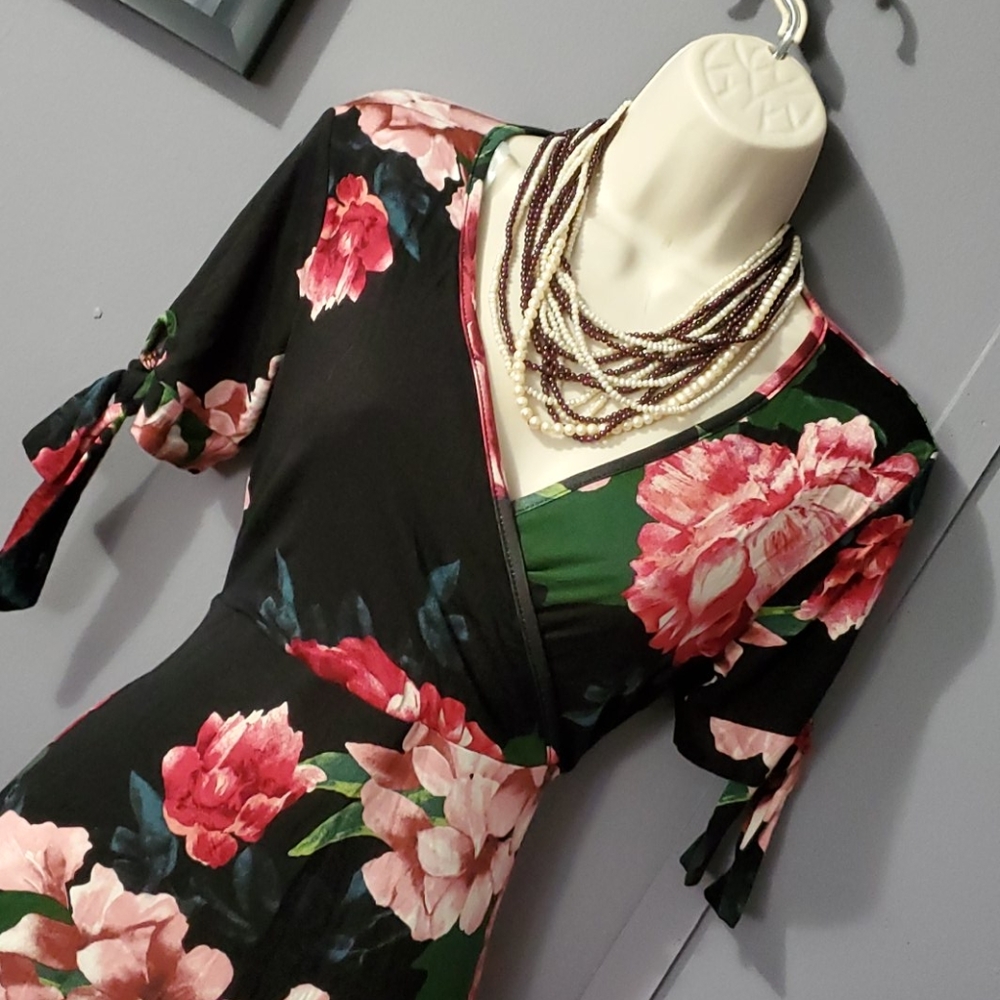 CLEARANCE FINAL PRICE Stunning Deep V Neck Floral Dress - Picture 6 of 8